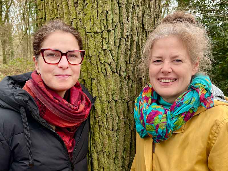Petra Mosch und Kerstin Geber im Wald